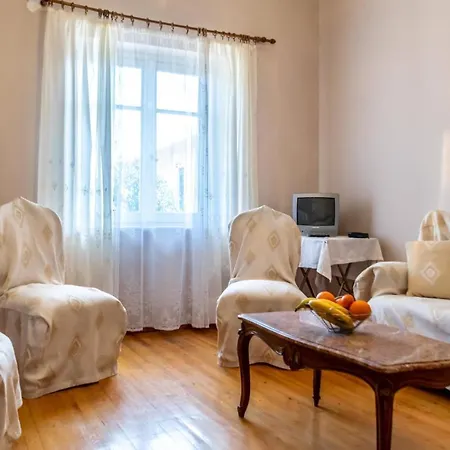 Chrysanthi Apartment *